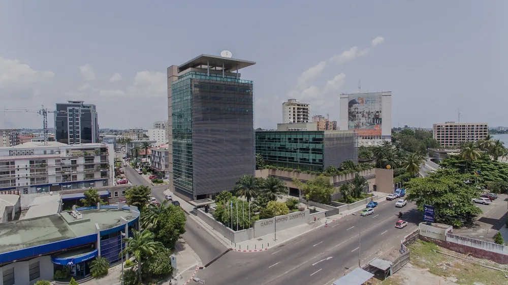 Les défis auxquels sont confrontés les entrepreneurs au Gabon, notamment les obstacles réglementaires et les difficultés d’accès aux financements.